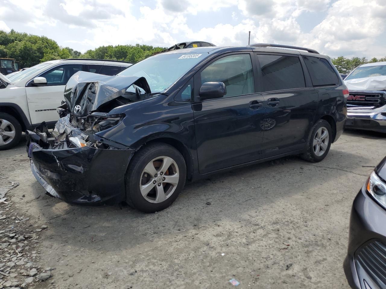 2011 TOYOTA SIENNA