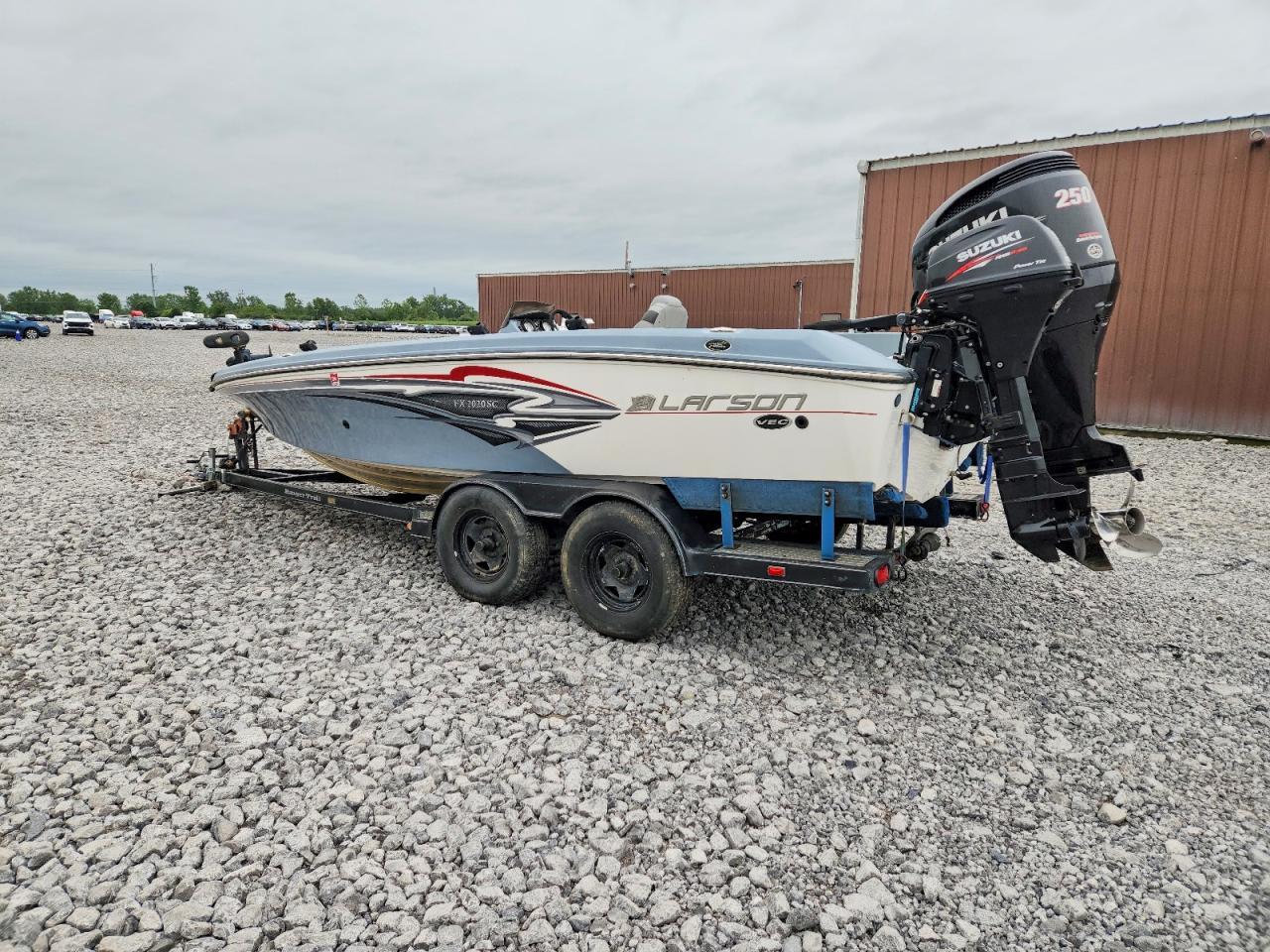 2014 LARSON Boat