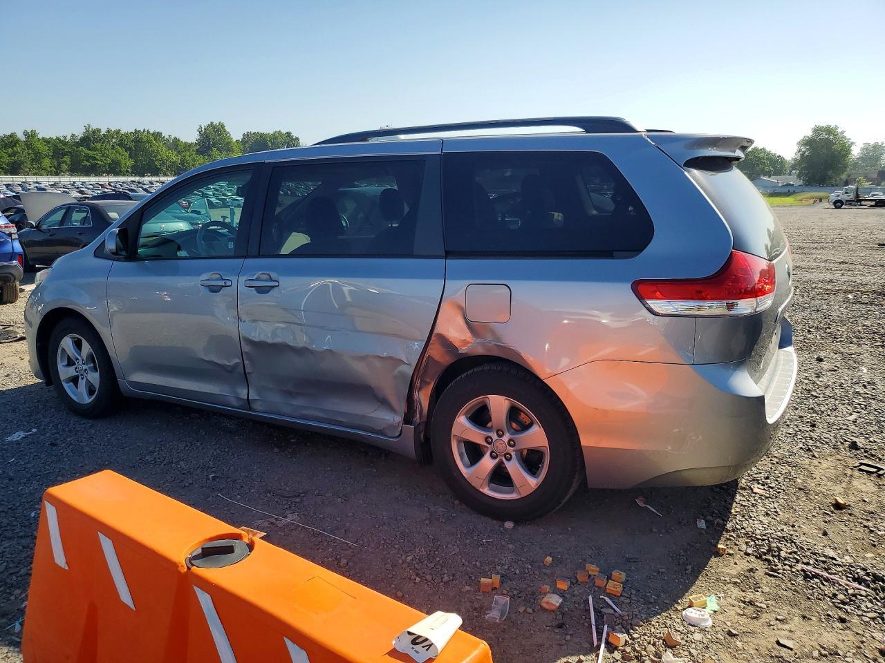 2011 TOYOTA SIENNA