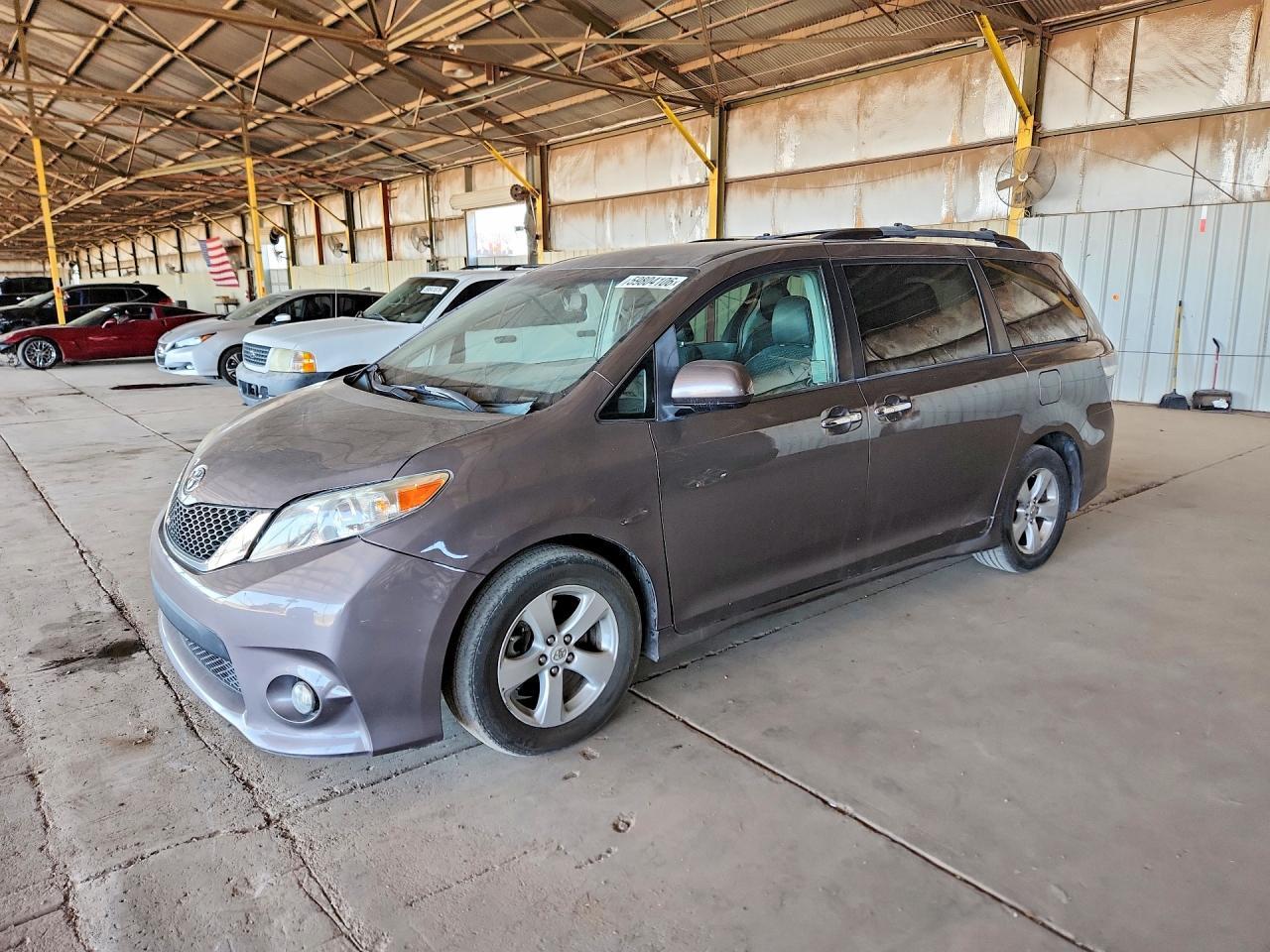 2013 TOYOTA SIENNA