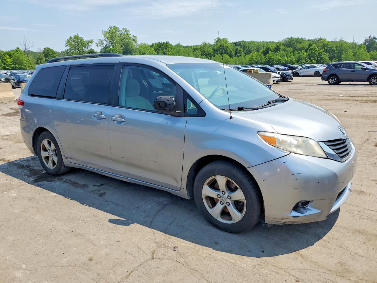 2011 TOYOTA SIENNA