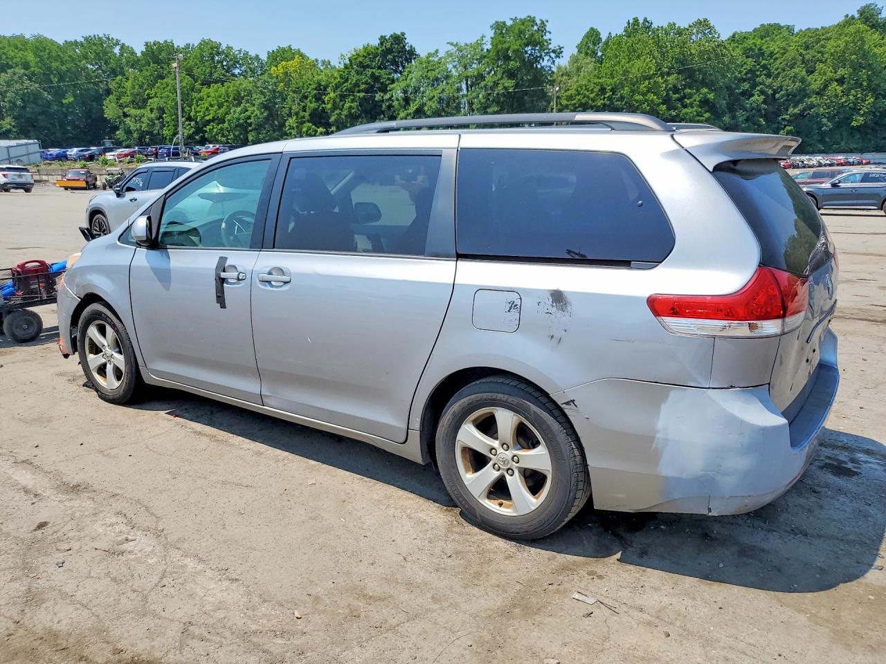 2011 TOYOTA SIENNA