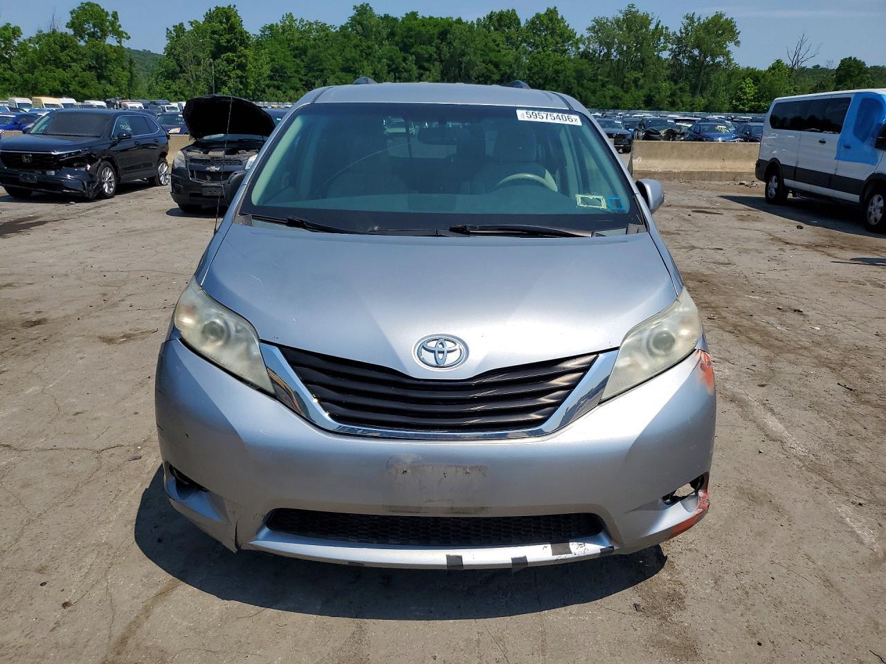 2011 TOYOTA SIENNA