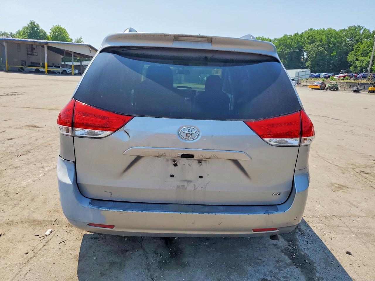 2011 TOYOTA SIENNA