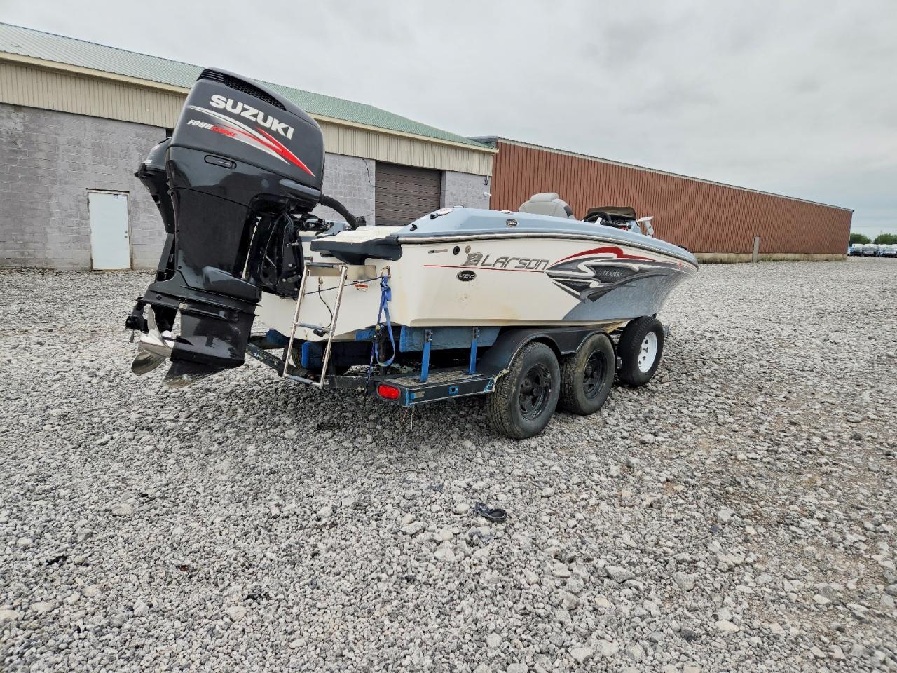 2014 LARSON Boat