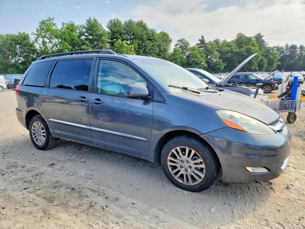 2010 TOYOTA SIENNA