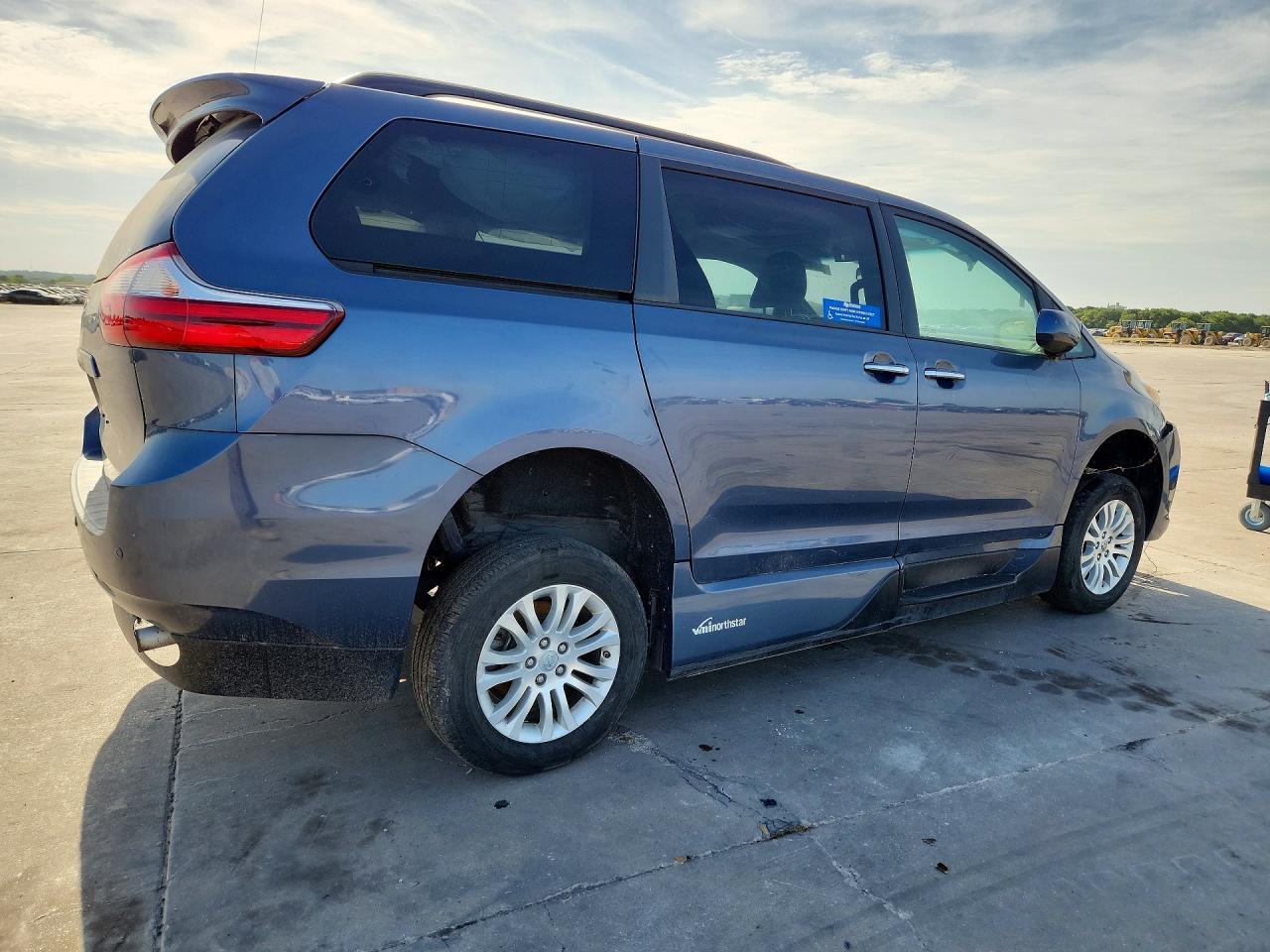 2017 TOYOTA SIENNA