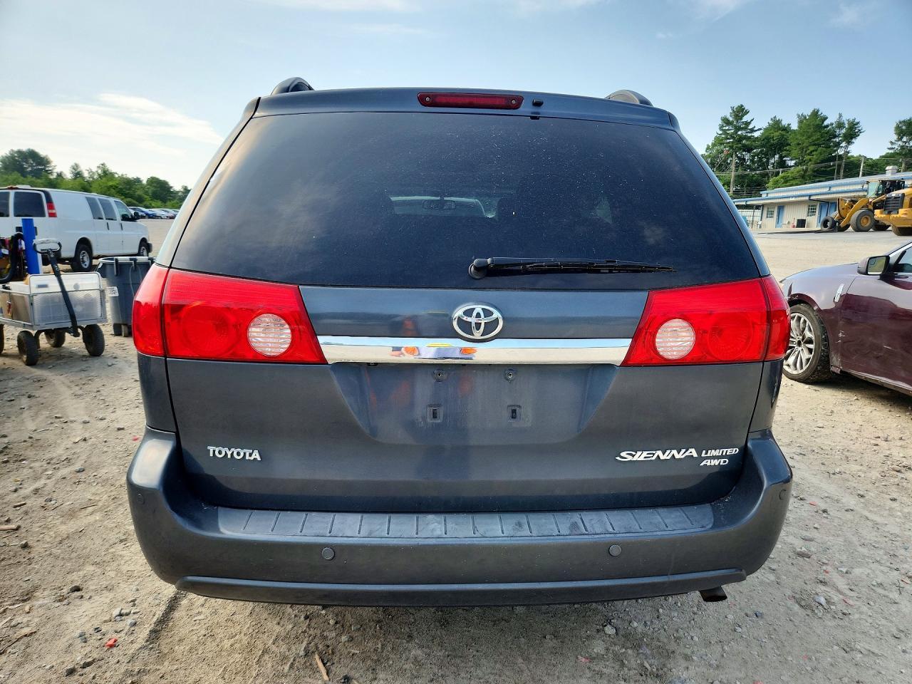 2010 TOYOTA SIENNA