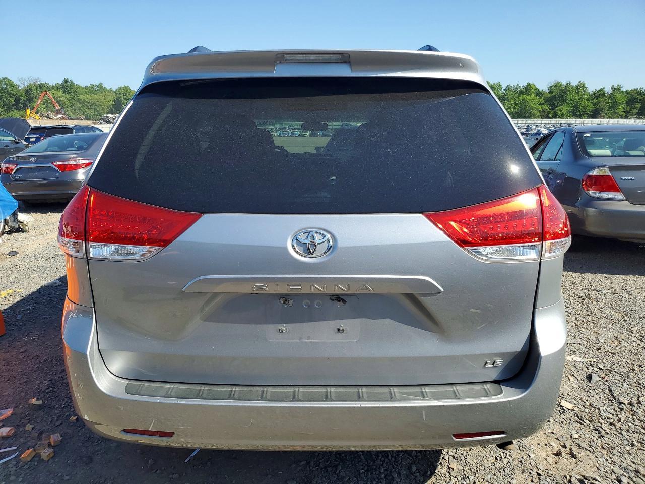 2011 TOYOTA SIENNA