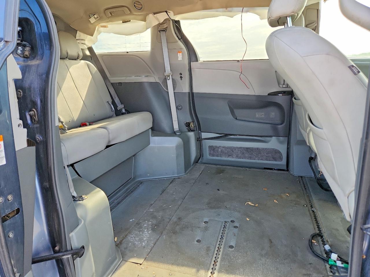 2017 TOYOTA SIENNA