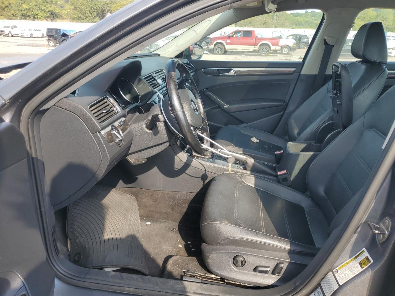 2016 VOLKSWAGEN Passat
