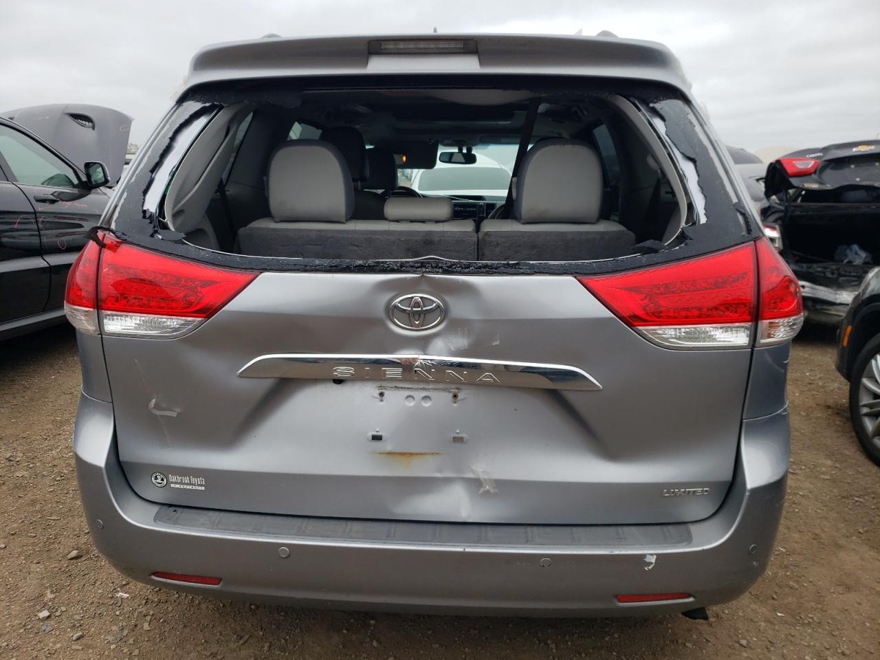 2011 TOYOTA SIENNA