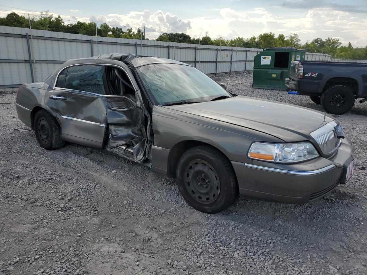 2003 LINCOLN Town Car