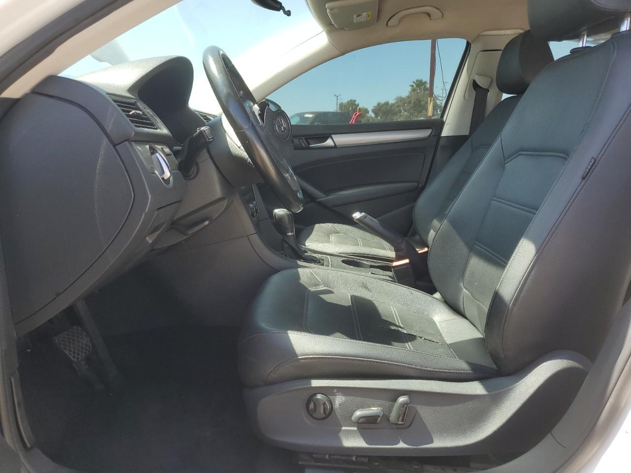 2014 VOLKSWAGEN Passat