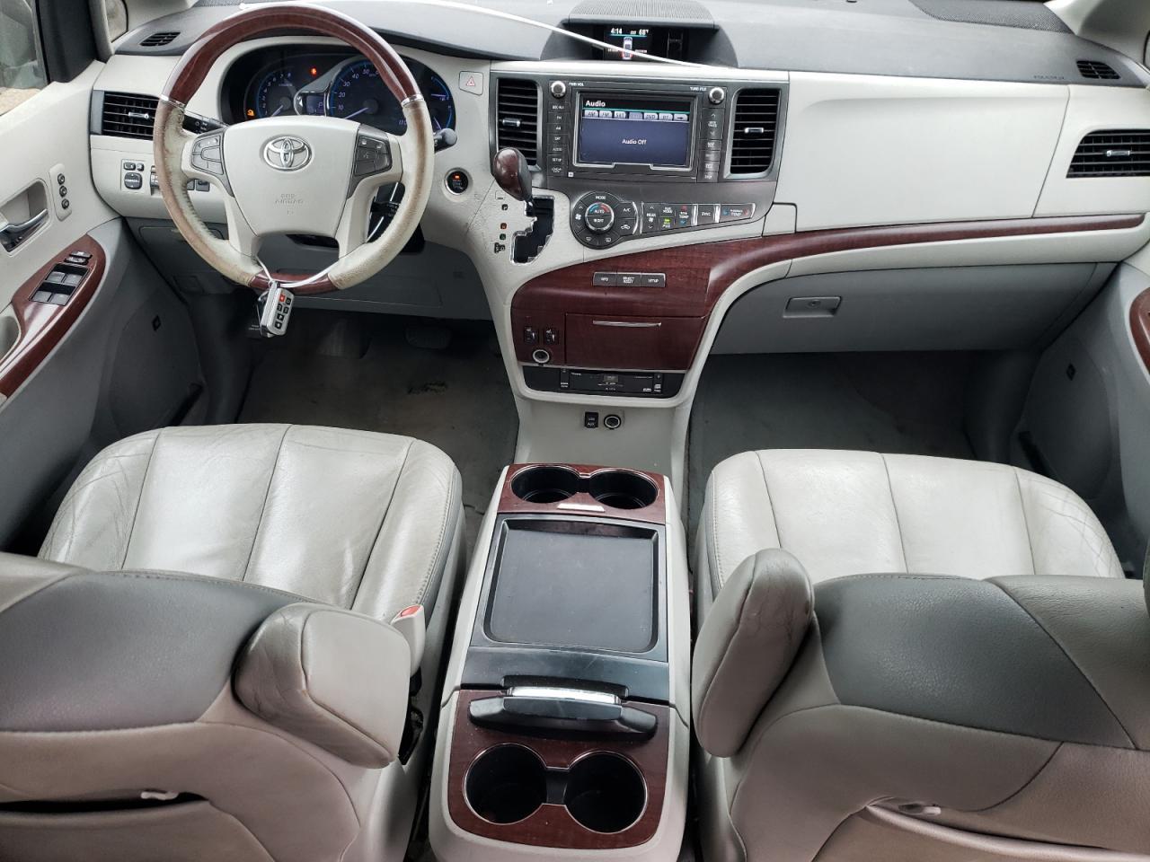 2011 TOYOTA SIENNA