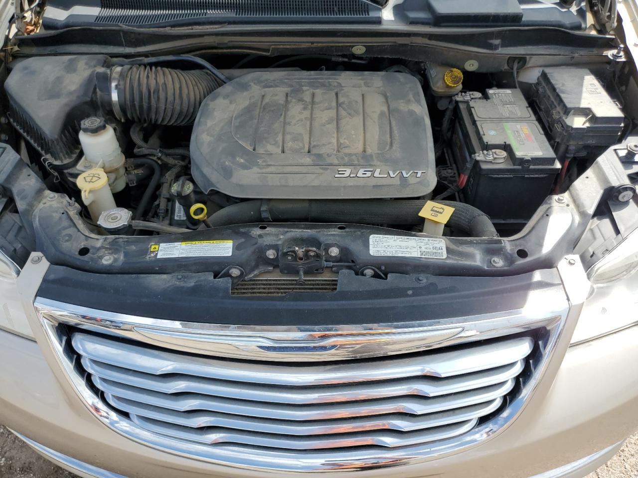 2013 CHRYSLER Town & Country