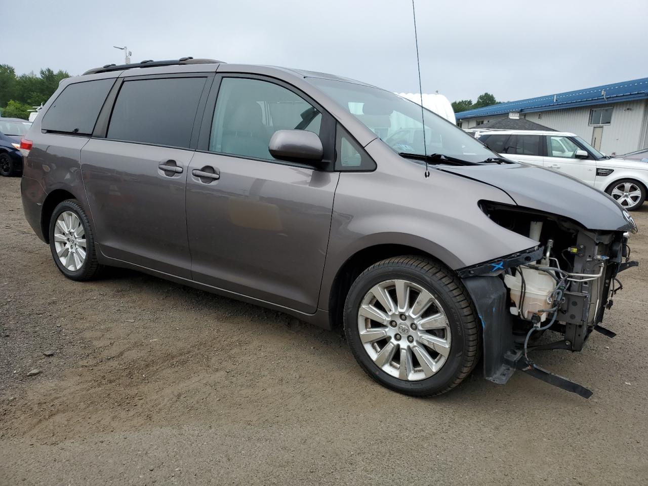 2011 TOYOTA SIENNA