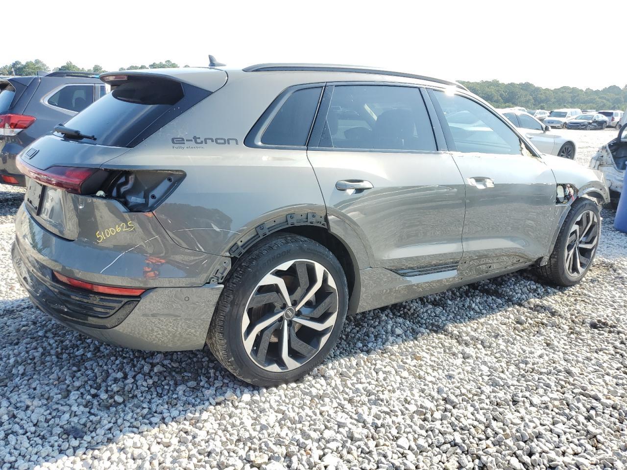 2024 AUDI Q8