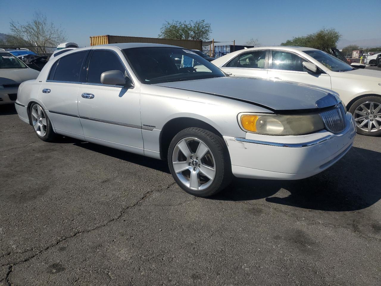 2000 LINCOLN Town Car