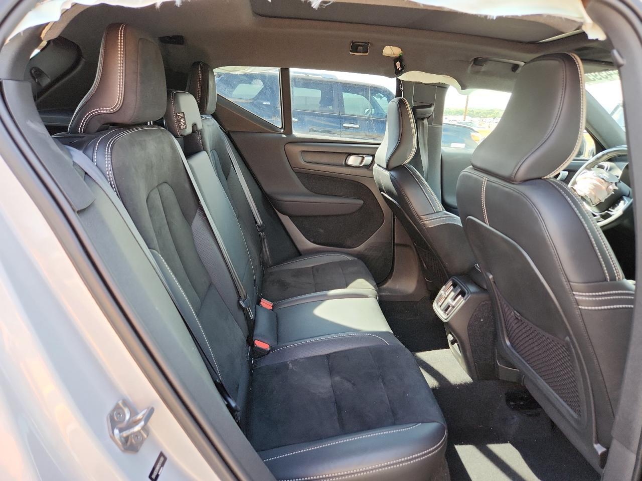 2021 VOLVO XC40