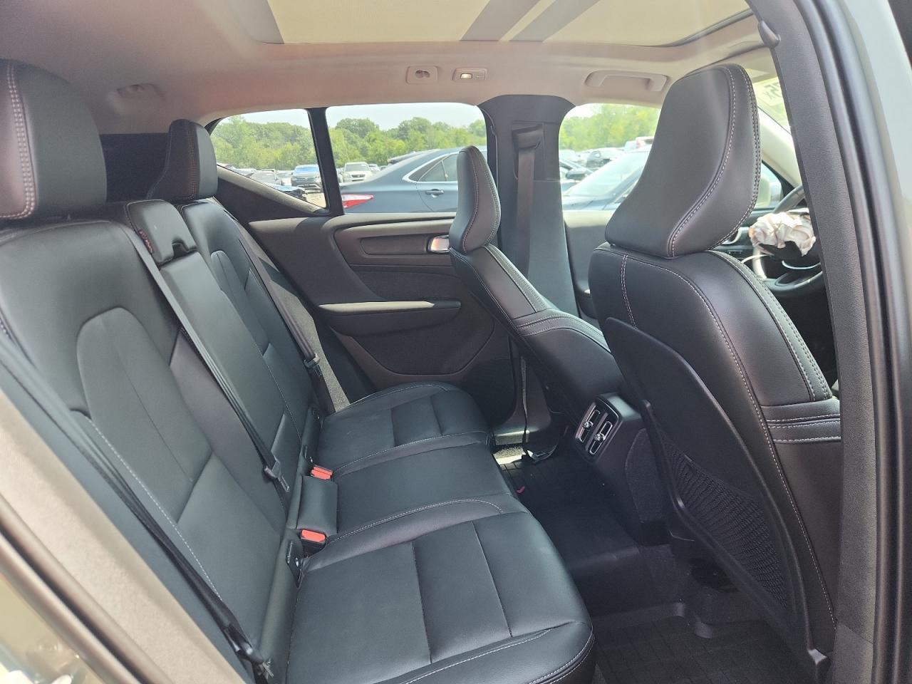 2025 VOLVO XC40