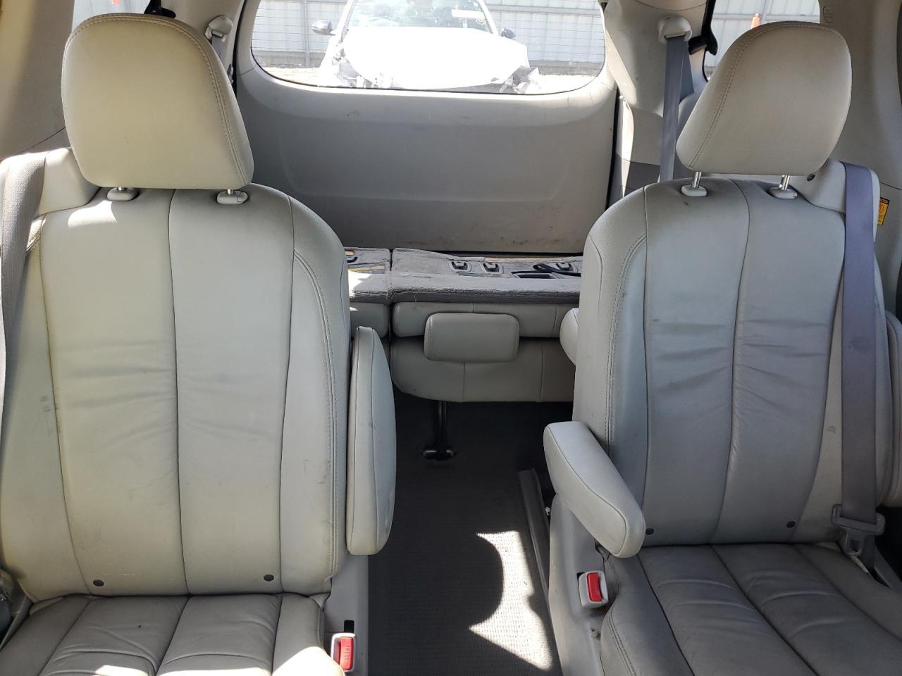 2011 TOYOTA SIENNA
