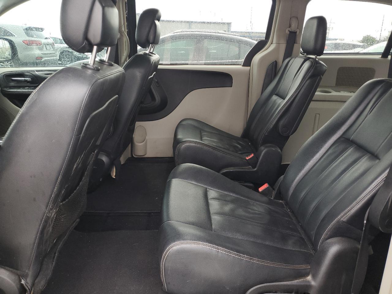 2016 CHRYSLER Town & Country