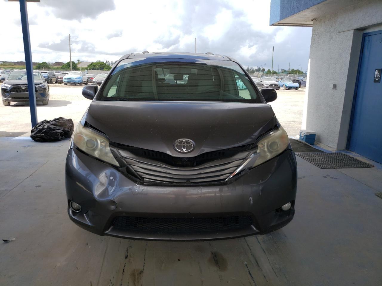 2012 TOYOTA SIENNA