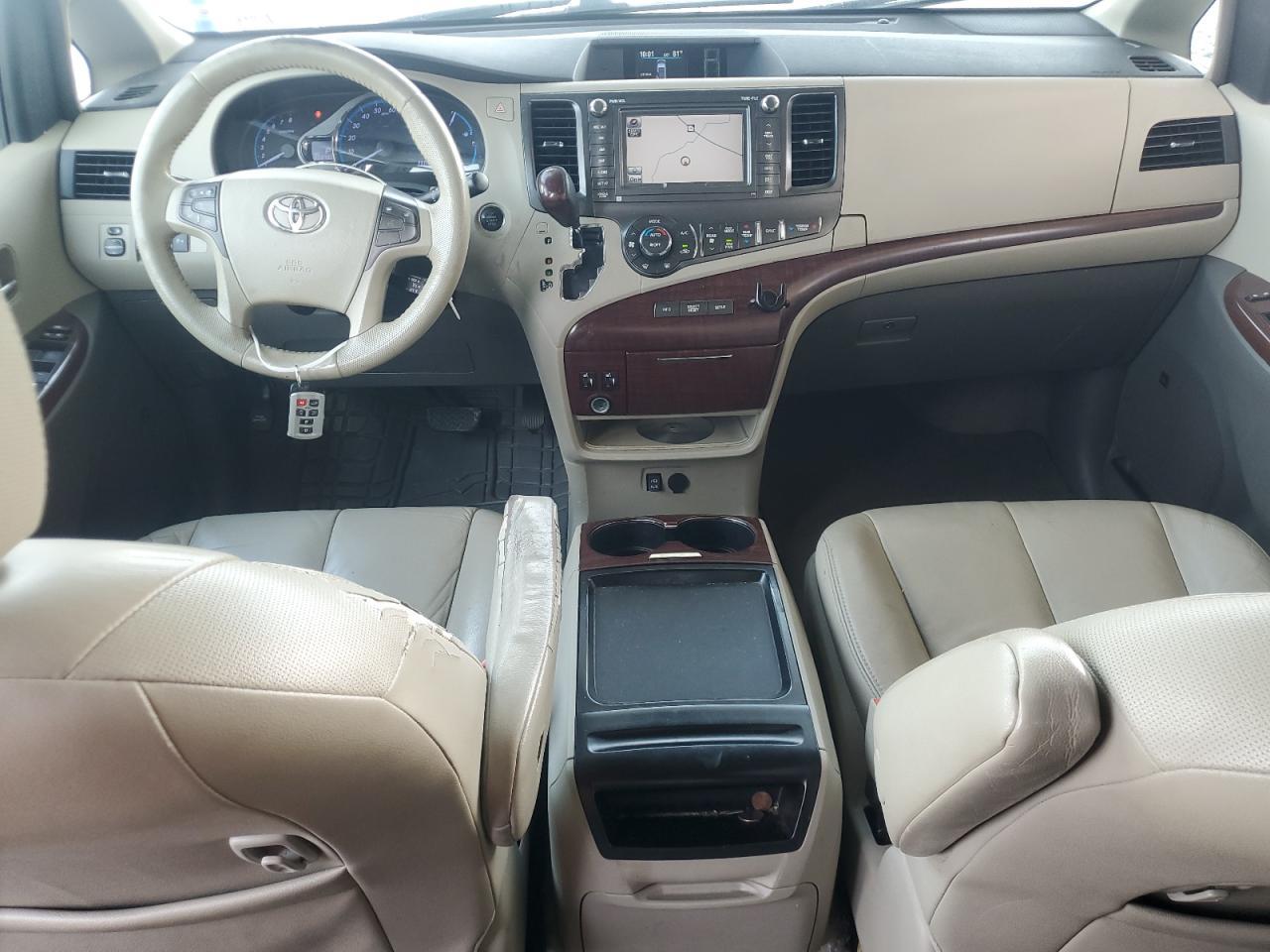 2011 TOYOTA SIENNA