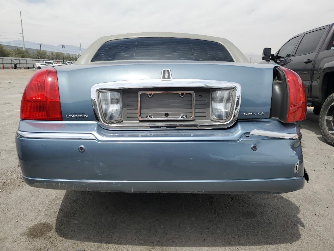 2004 LINCOLN Town Car
