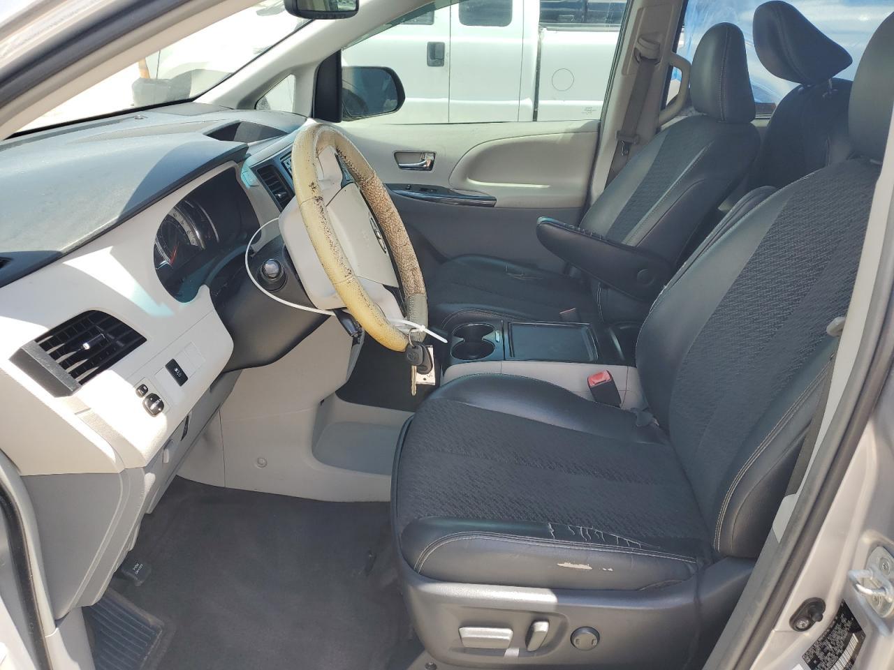 2012 TOYOTA SIENNA