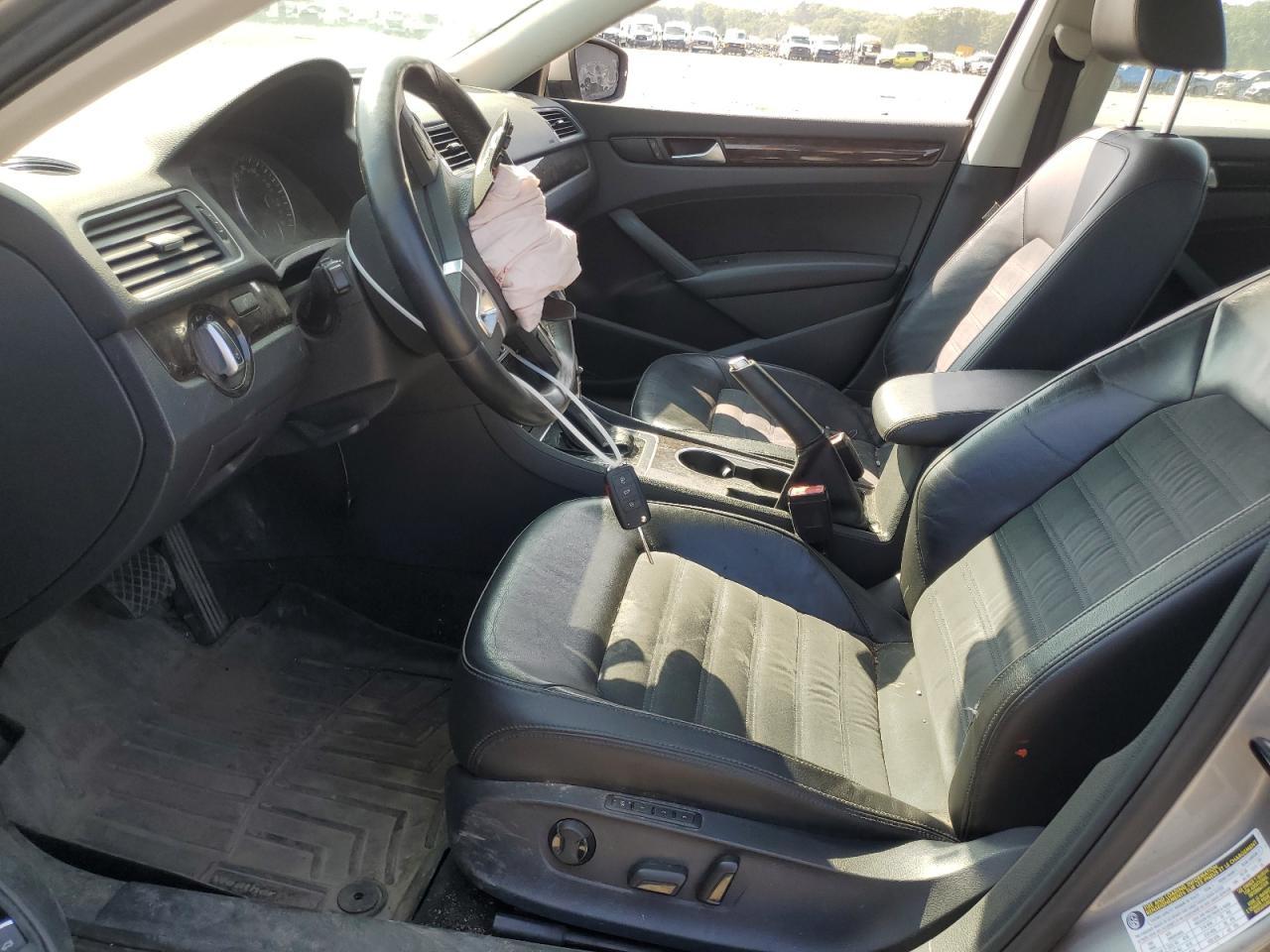 2014 VOLKSWAGEN Passat