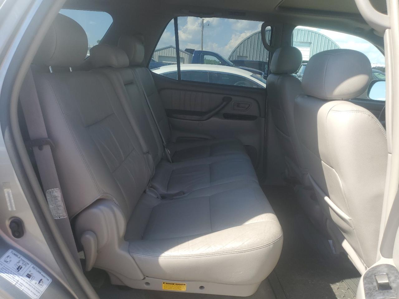2004 TOYOTA Sequoia