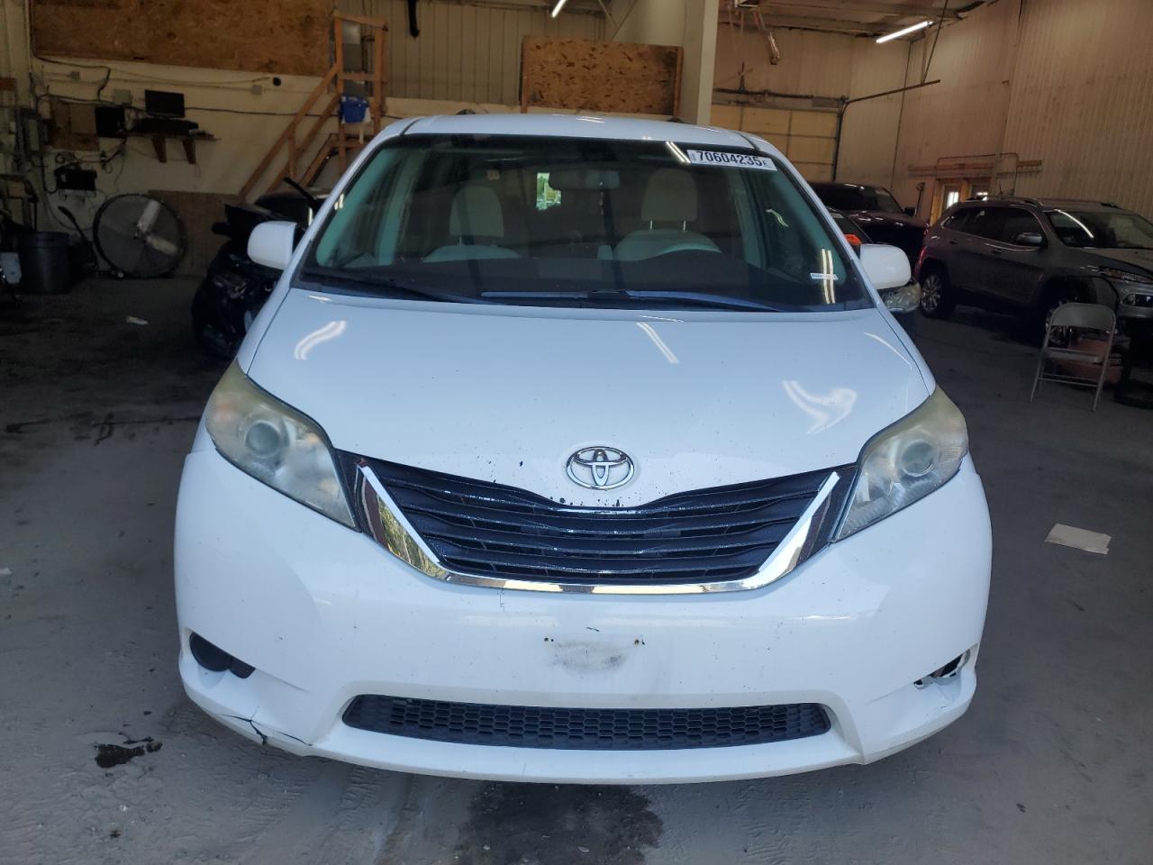2011 TOYOTA SIENNA