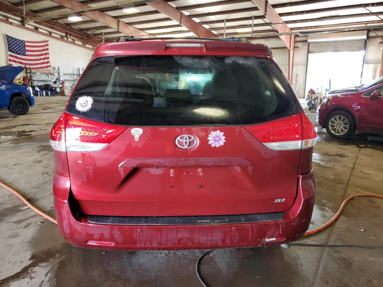 2012 TOYOTA SIENNA