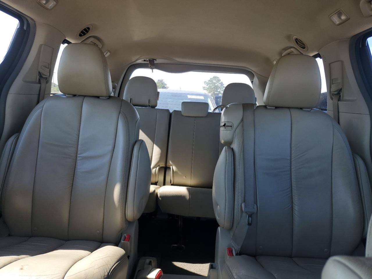 2011 TOYOTA SIENNA