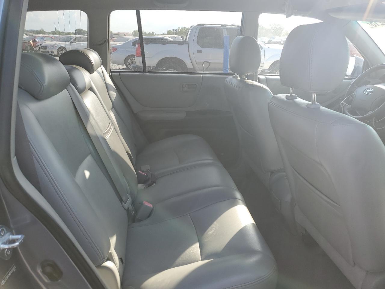 2004 TOYOTA HIGHLANDER