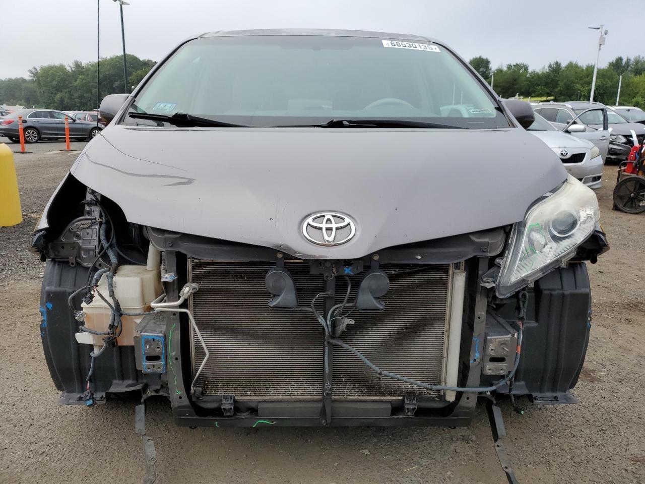 2011 TOYOTA SIENNA