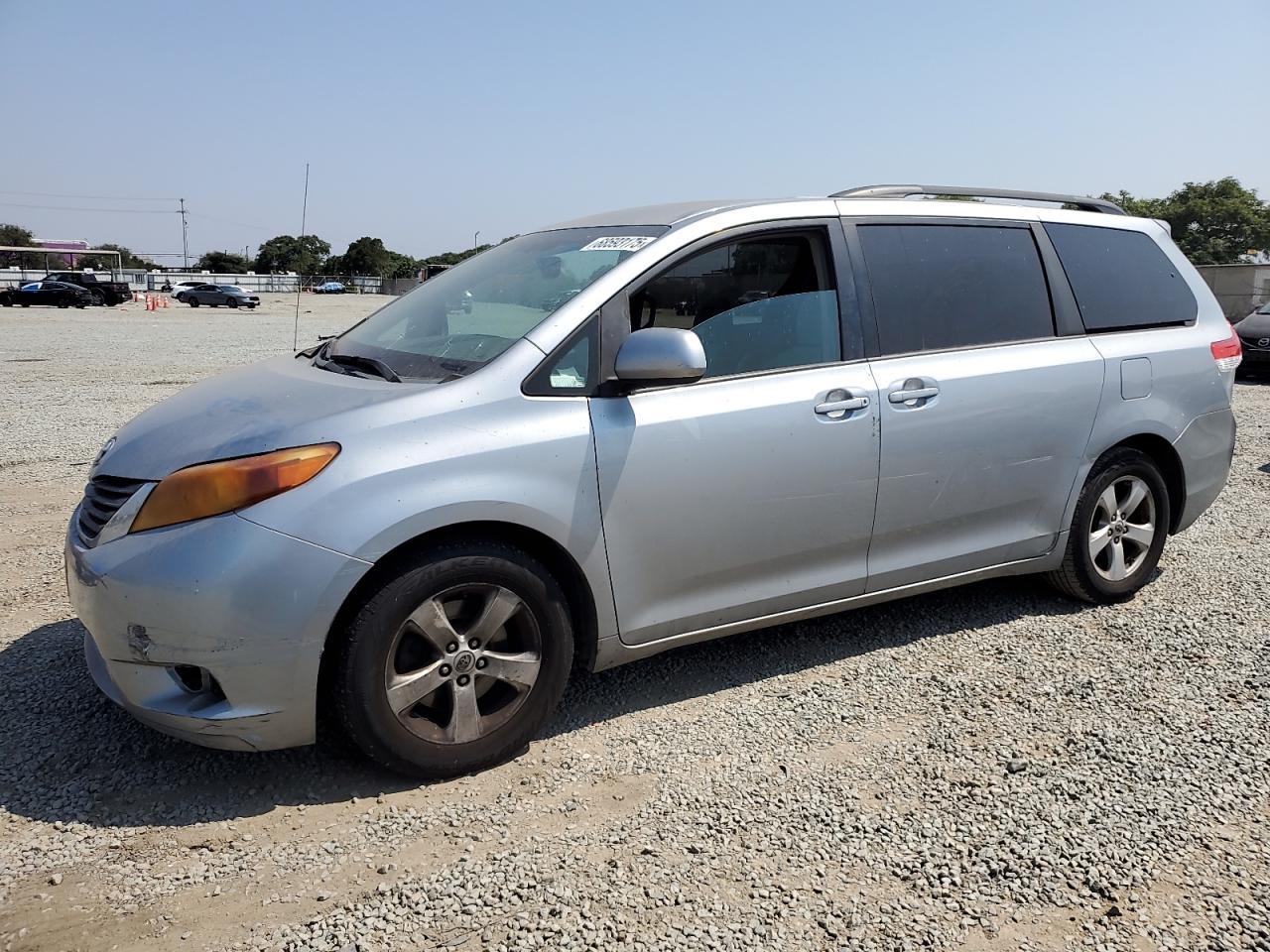 2011 TOYOTA SIENNA