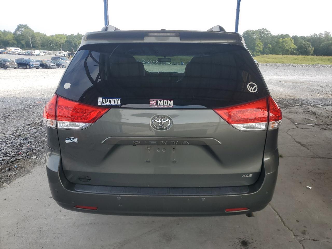 2011 TOYOTA SIENNA