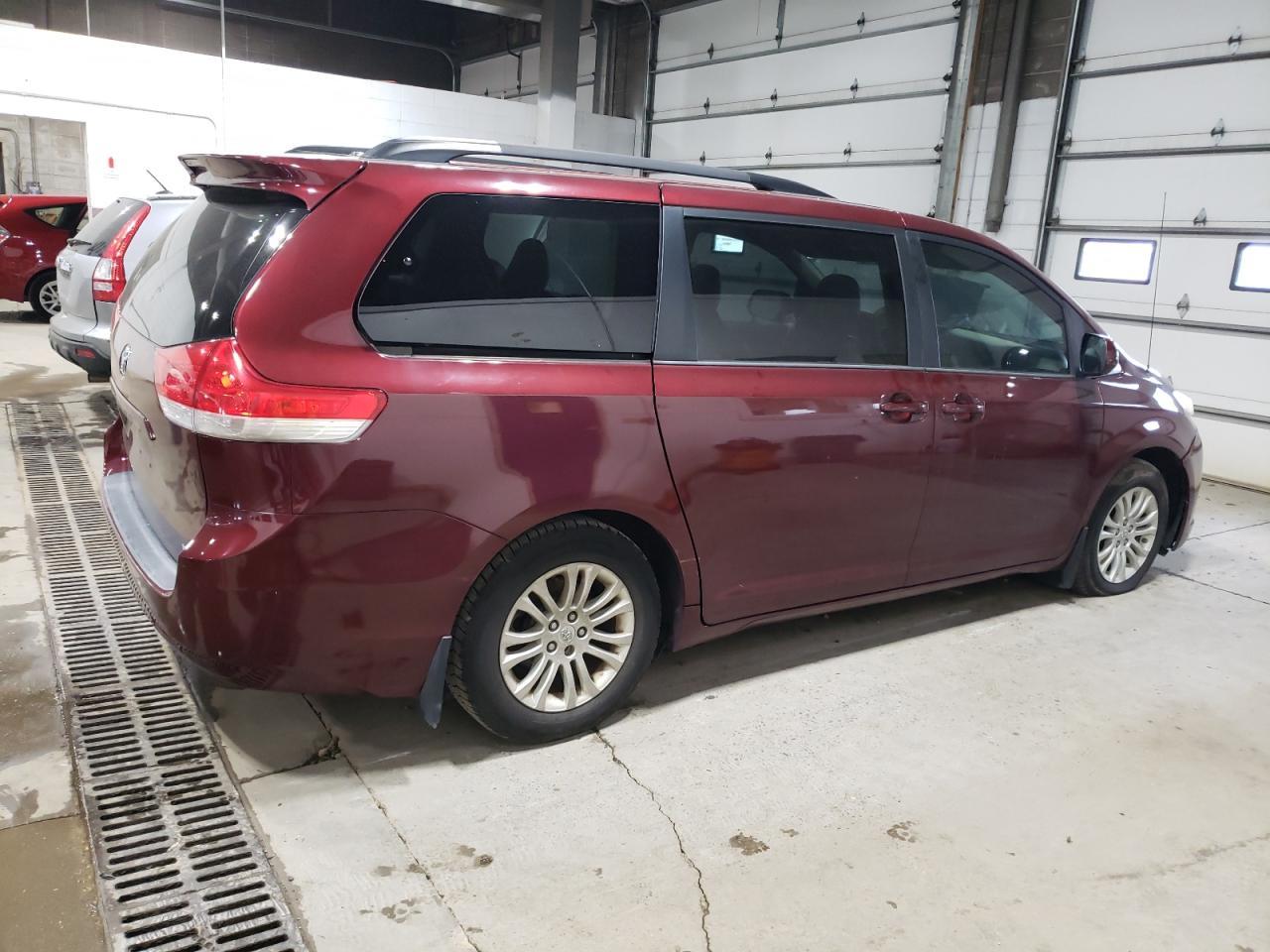 2013 TOYOTA SIENNA