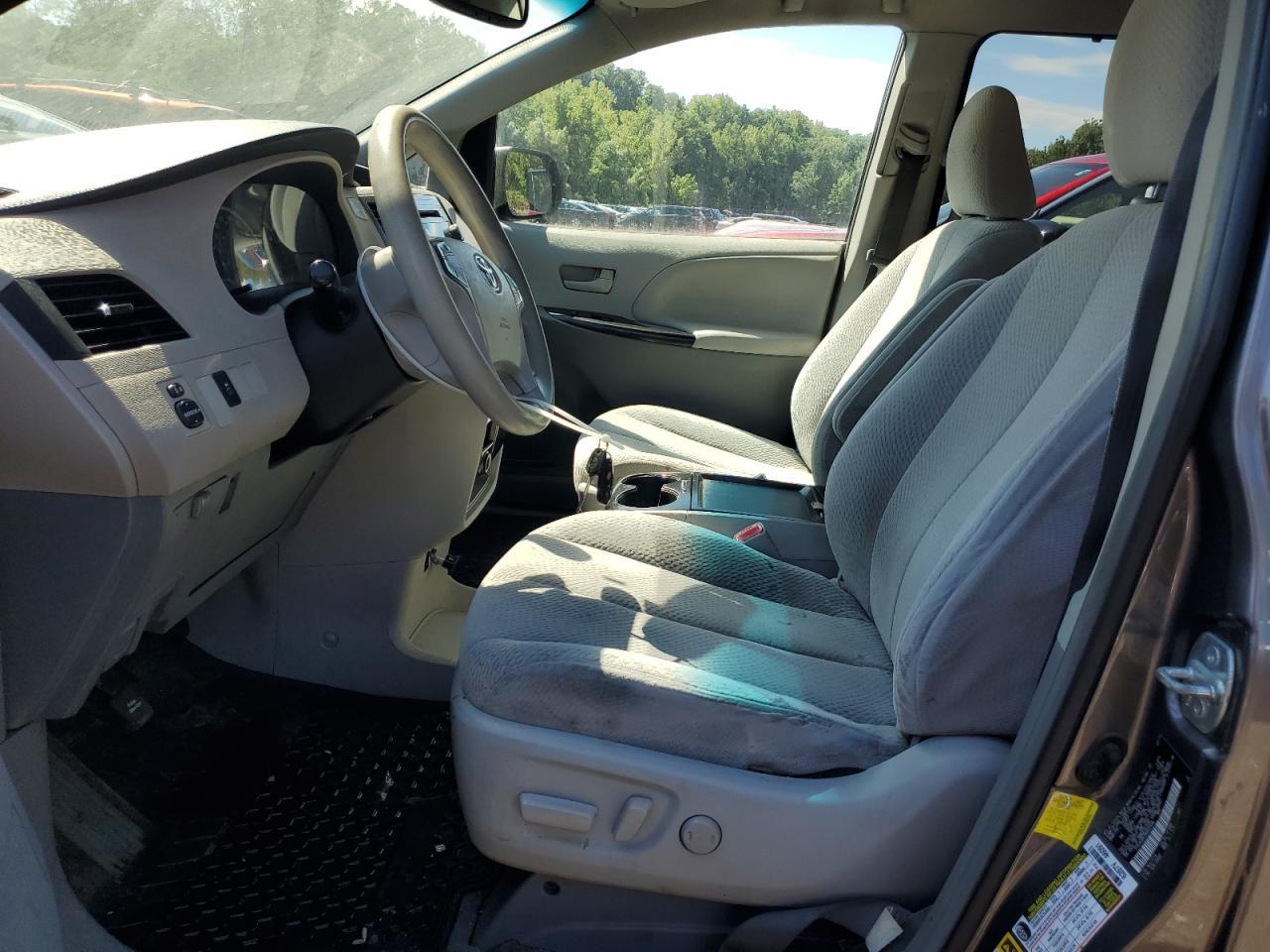 2011 TOYOTA SIENNA