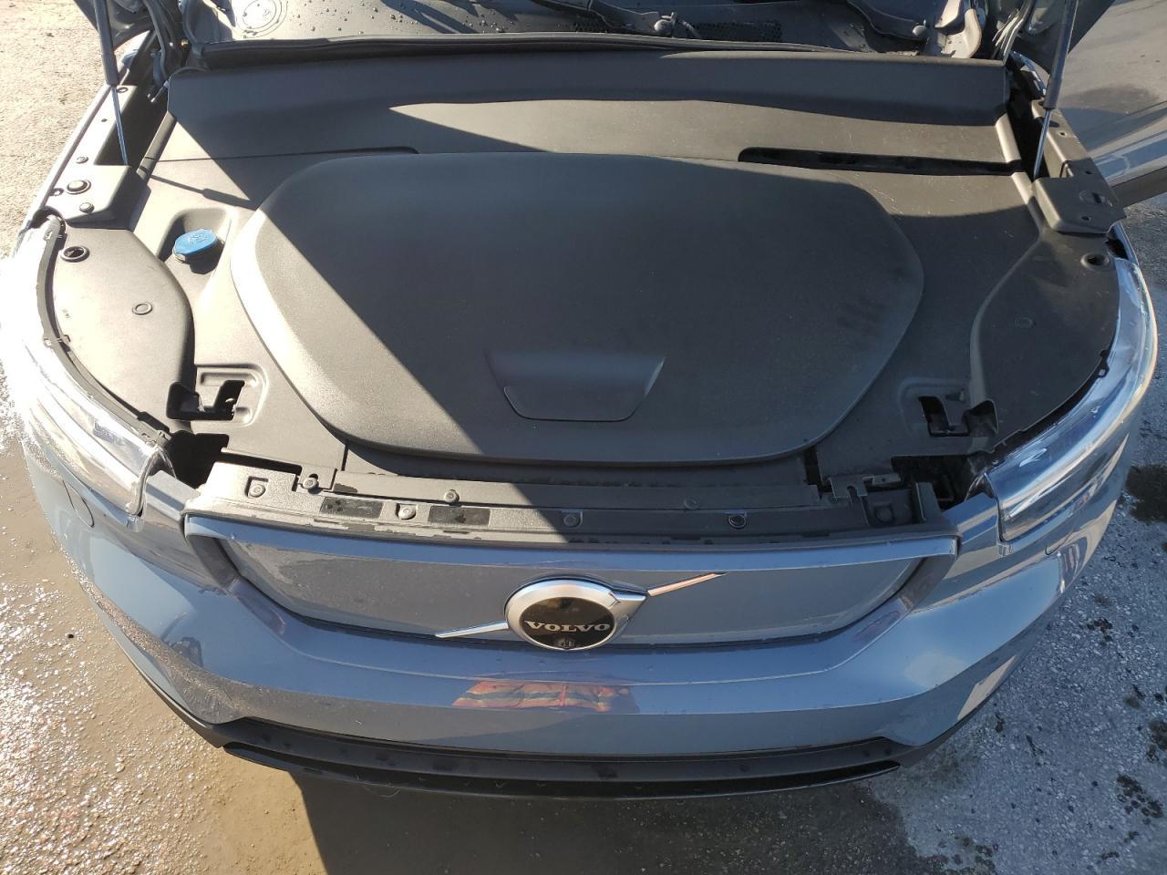 2021 VOLVO XC40