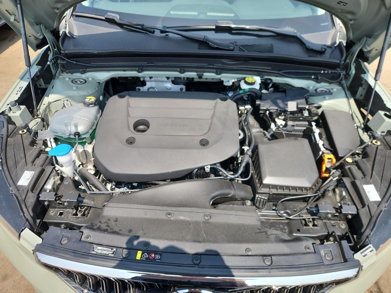 2025 VOLVO XC40