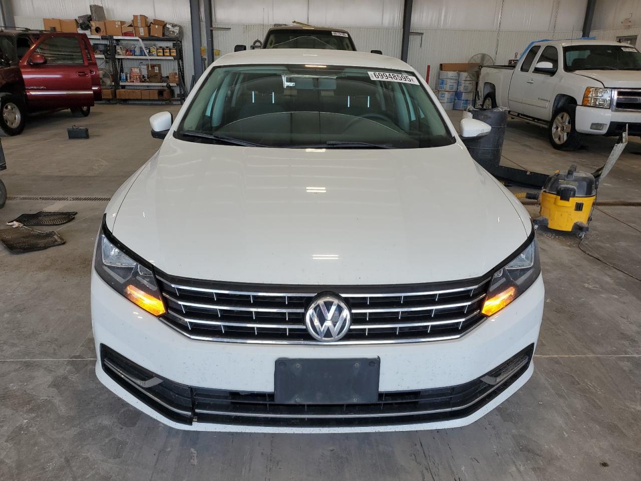 2016 VOLKSWAGEN Passat