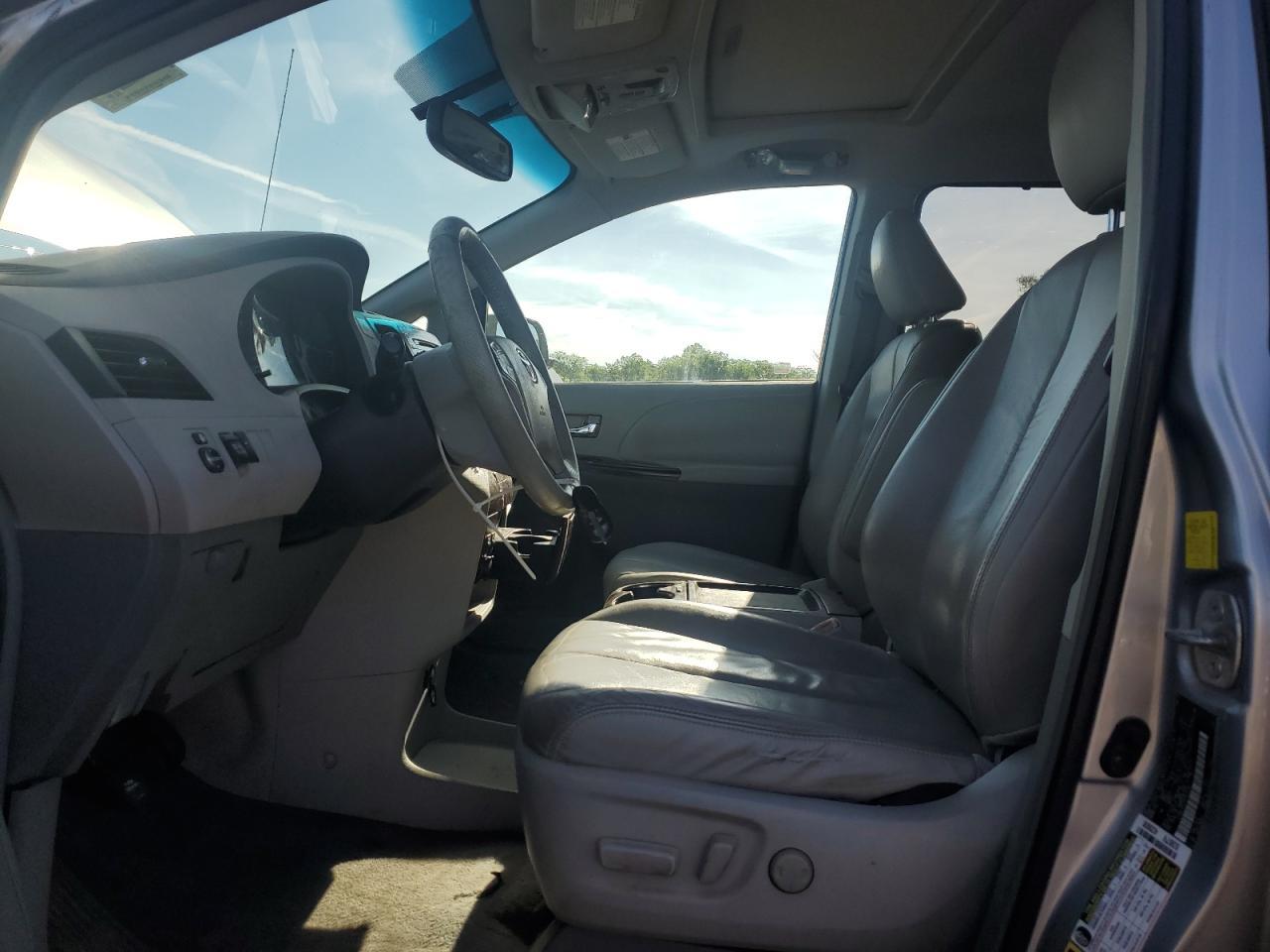 2011 TOYOTA SIENNA