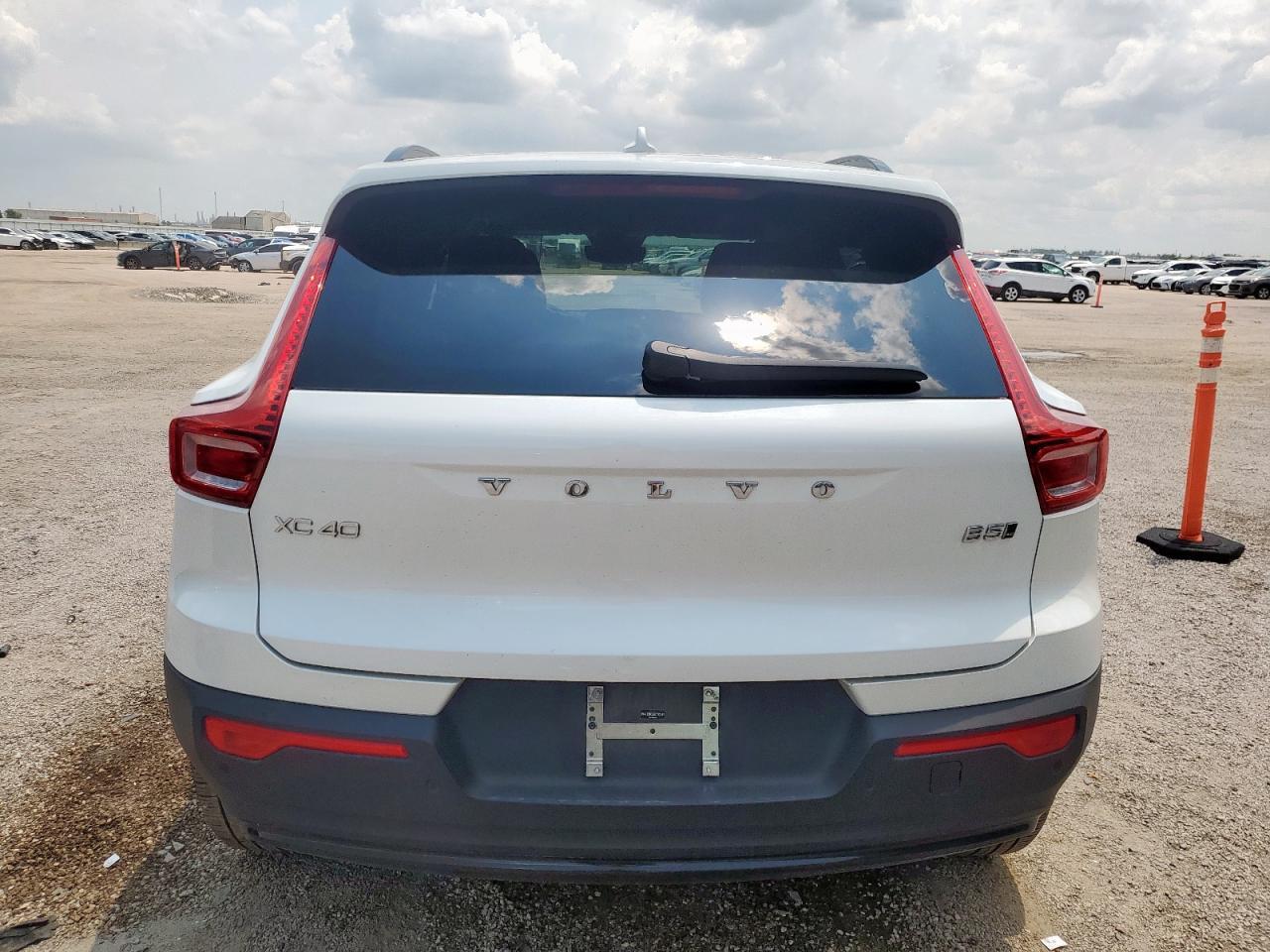 2025 VOLVO XC40