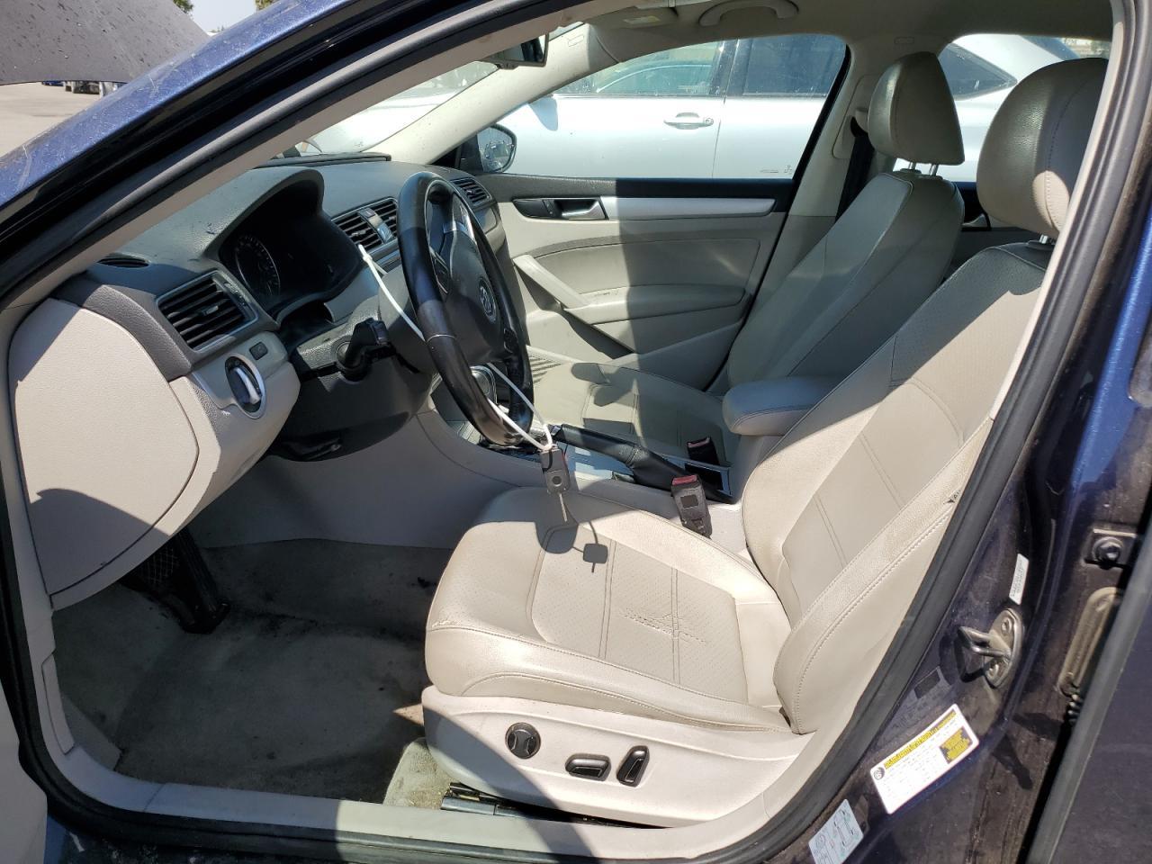2012 VOLKSWAGEN Passat