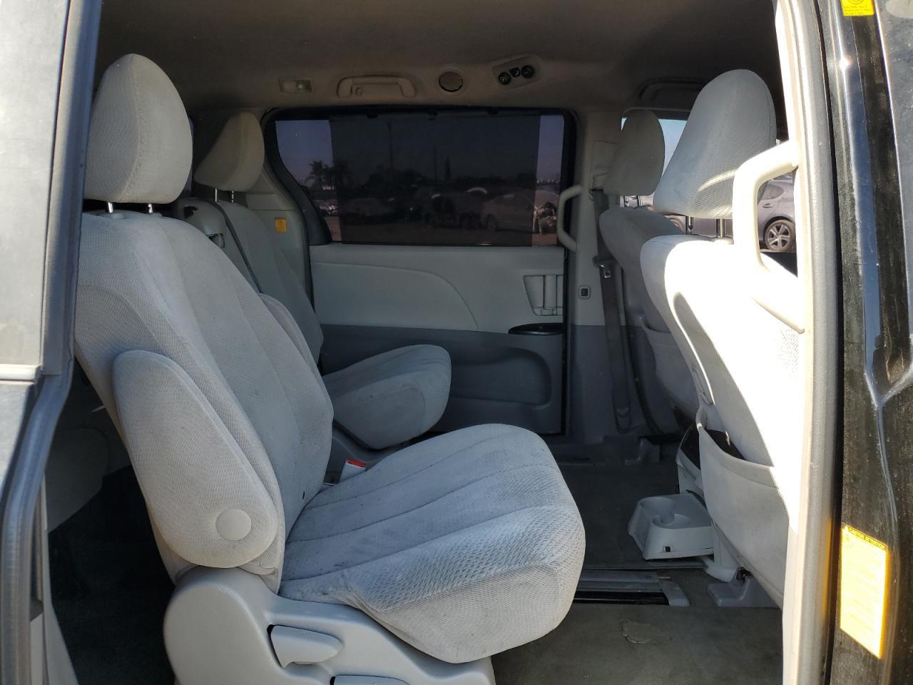 2011 TOYOTA SIENNA