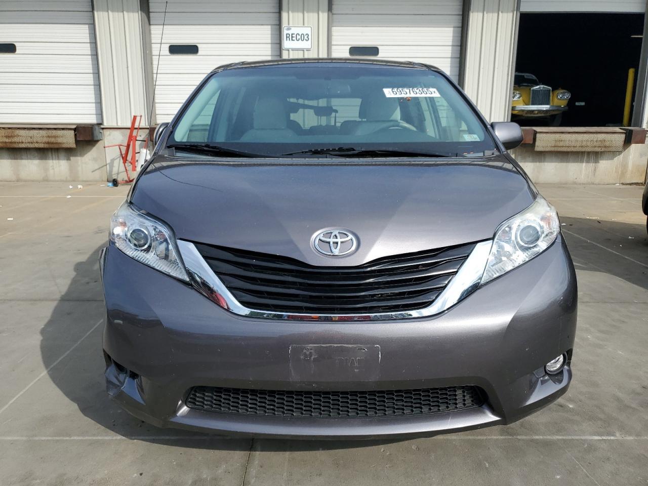 2013 TOYOTA SIENNA